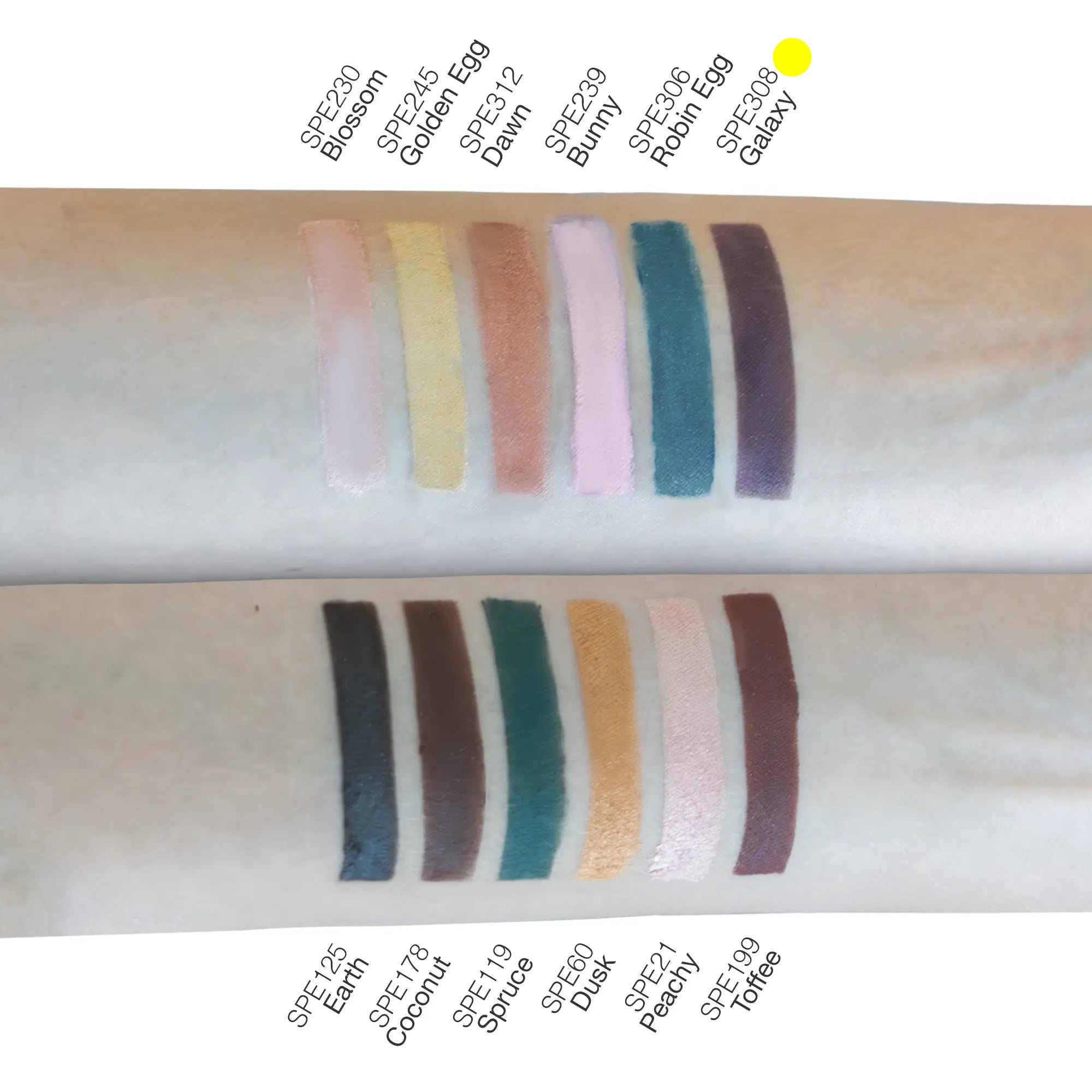 Single pan eyeshadow in galaxy shade for buildable coverage